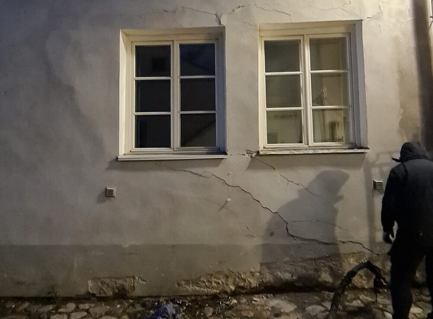 Cracks in building wall caused by sinking foundation